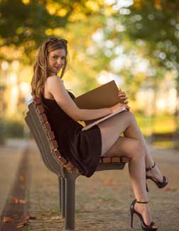 usha 22 year female call girls in Gurgaon